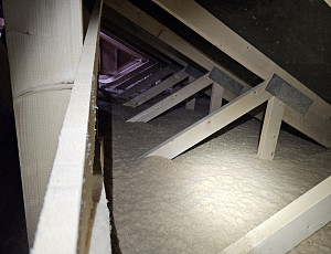 Zateplení stropu dřevostavby bungalovu pomocí foukané izolace